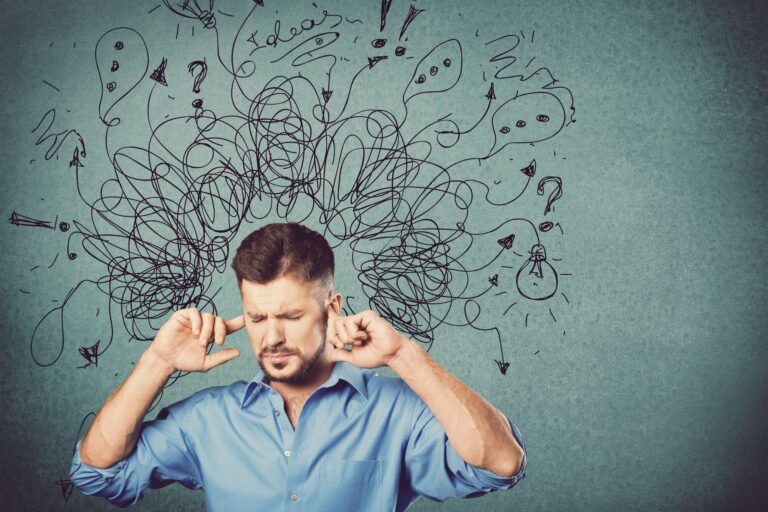 Ein Mann in einem blauen Hemd hält sich die Ohren zu, während verworrene Gedanken und Symbole über seinem Kopf schweben.