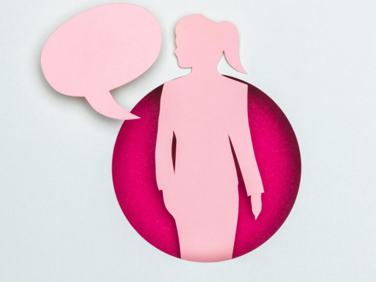 Silhouette einer Frau in Anzug mit Sprechblase, auf pinkem und grauem Hintergrund.