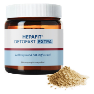 Brauner Kunststoffbehälter mit weißem Deckel, beschriftet mit 'HEPAFIT DETOFAST EXTRA' und Nahrungsergänzungsmittelinformationen, daneben ein Haufen Pulver.