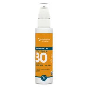 Sonnenmilch in einer weißen Pumpe mit orangefarbenem Etikett, Schutzfaktor 30, für empfindliche Haut, wasserfest.
