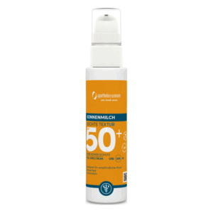 Sonnenmilch in einer weißen Sprühflasche mit orangefarbenem Etikett, Lichtschutzfaktor 50+ für empfindliche Haut.