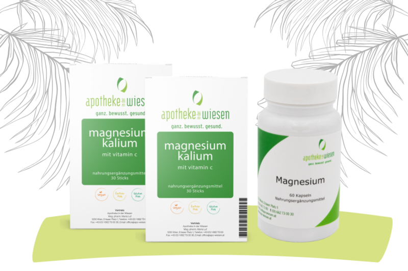 Magnesium_Aktion.png Drei Verpackungen von Nahrungsergänzungsmitteln mit Magnesium, Kalium und Vitamin C auf einem grünen Hintergrund.